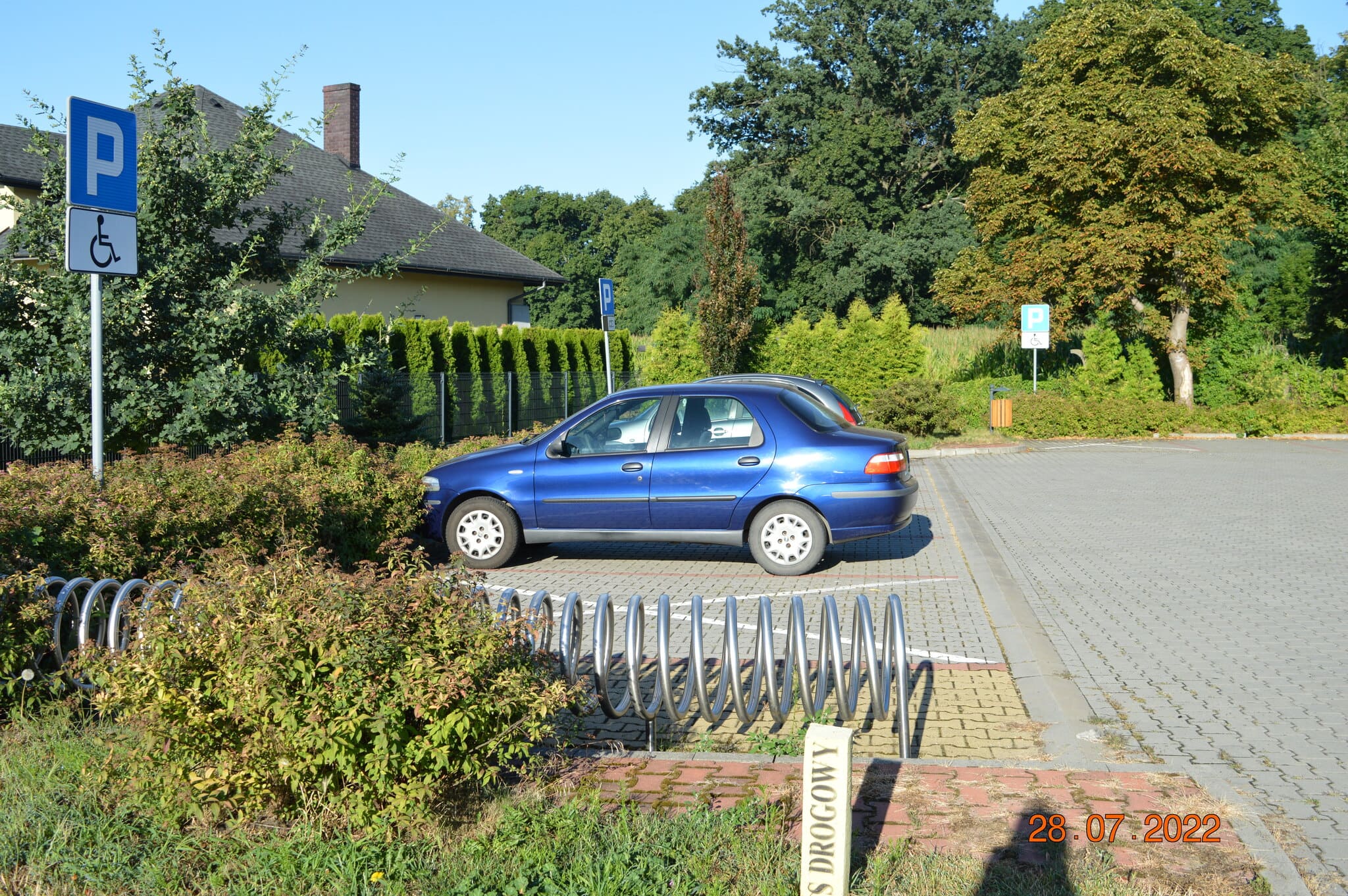 parking z dwoma miejscami dla osób z niepełnosprawnością ruchową.