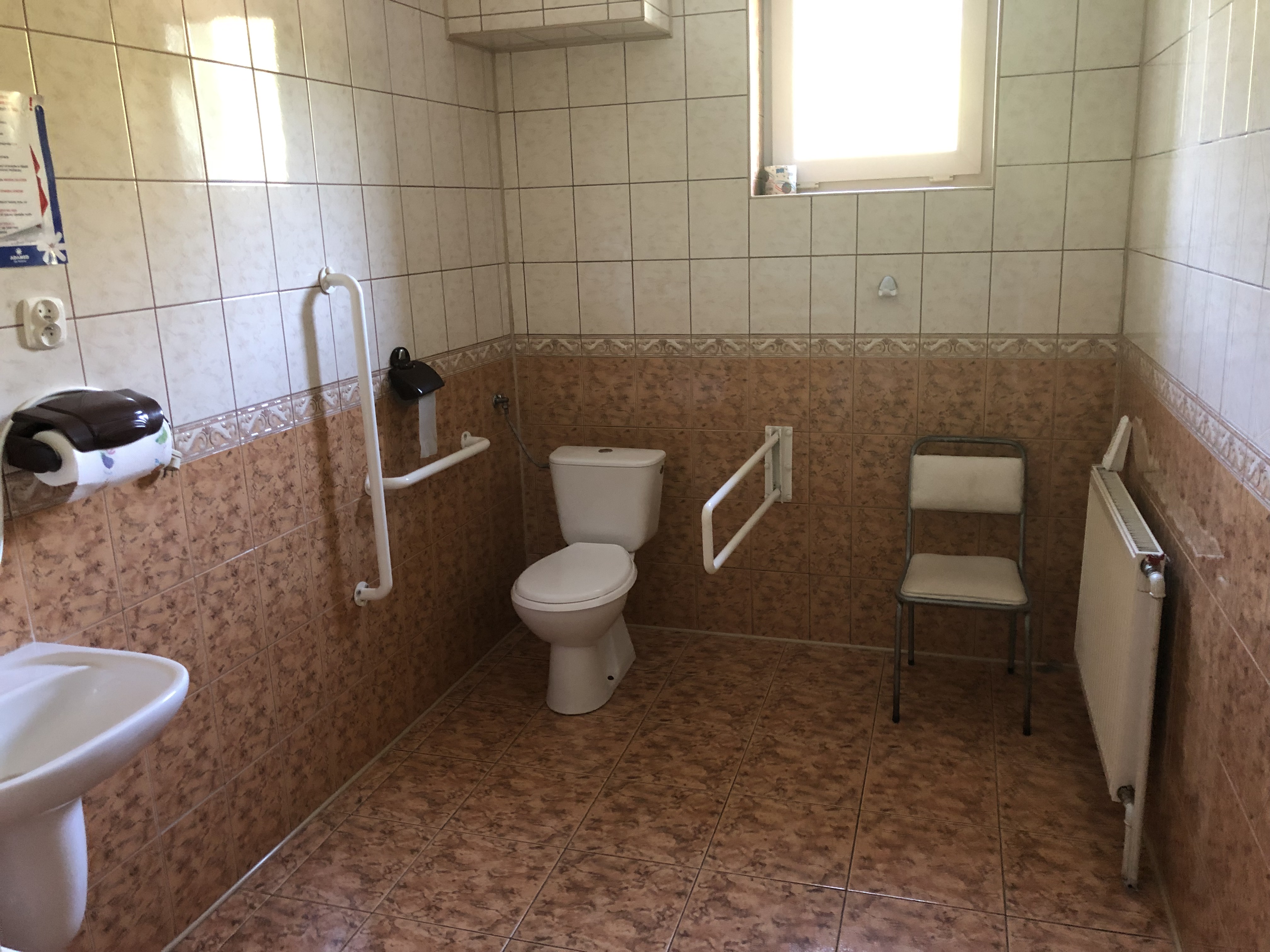 toaleta z uchwytami dla osób z niepełnosprawnościami ruchowymi.